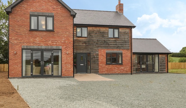 LARCHWOOD COTTAGE, pet friendly, with a garden in Montgomery