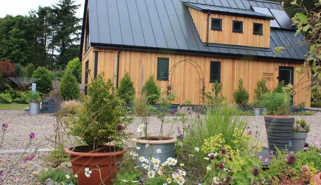 LARCHWOOD LODGE, family friendly, with a garden in Ellon