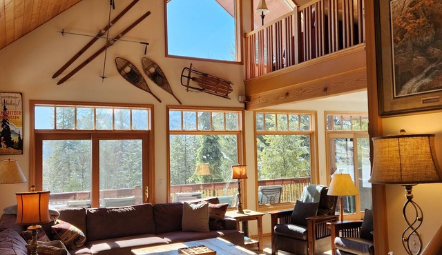 Larchwood Lodge with Lake View, Salt WaterHot Tub and Hiking Trails on 20 acres