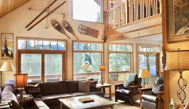 Larchwood Lodge with Lake View, Salt Water Hot Tub and Hiking Trails on 20 acres