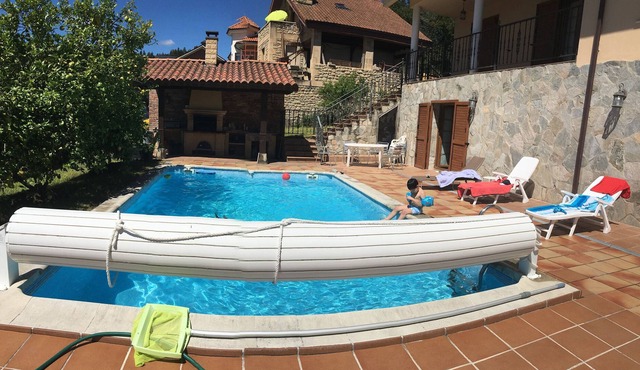 Laredo Treto Colindres: pool. barbecue. Free WIFI.