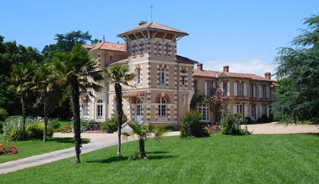 Large Italian villa with its park, swimming pool and tennis court
