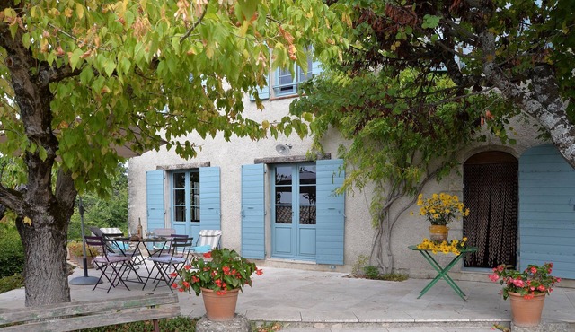 Large house in perched village in the Luberon park
