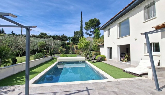 LARGE MODERN VILLA WITH POOL THIS SUMMER IN PROVENCE