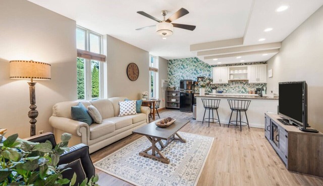Large 1+1 Condo on Lakeshore - pool - walk to Lake
