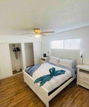 Large 1 Bdr steps to Beach + Parking (Catalina)