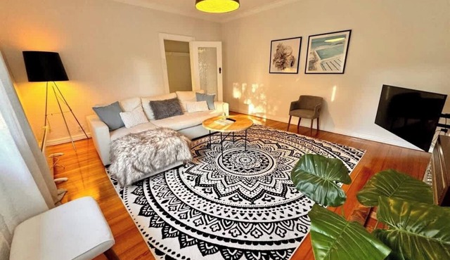 Large 1 Bed Art Deco Prahran with Study