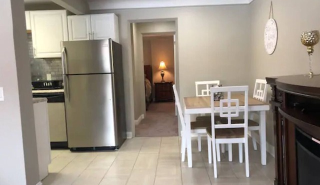 Large 1 Bedroom Apt - Full Kitchen - Sleeps 4