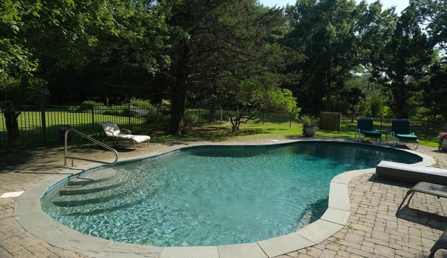 Large 1 bedroom apt on 9 acre estate property