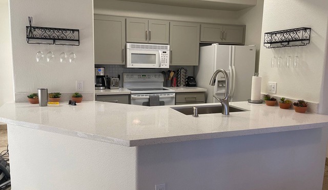 Large 1-Bedroom Condo in Gated Comm/Pools