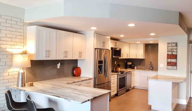 Large 1 Bedroom Condo - On Music Row - Guitar Pool