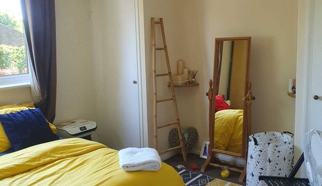 Large 1 Bedroom Flat With Fitted Kitchen and a Leather Sofa Chair