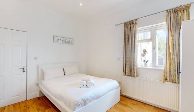 Large 1 Bedroom Near Central London, Alexandra Palace, New Southgate Arnos Grove