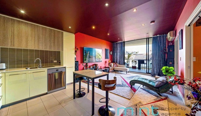 Large 1 Bedroom Retro Style Apartment with Parking