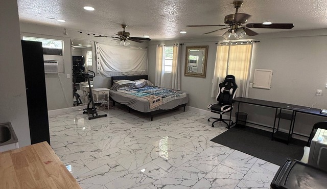 Large 1-bedroom studio in delightful Ocala with AC comfort. 2 miles from W.E.C.
