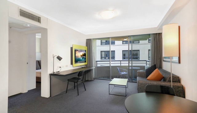 LARGE 1 BEDROOM UNIT + CAR SPACE PARRAMATTA CBD