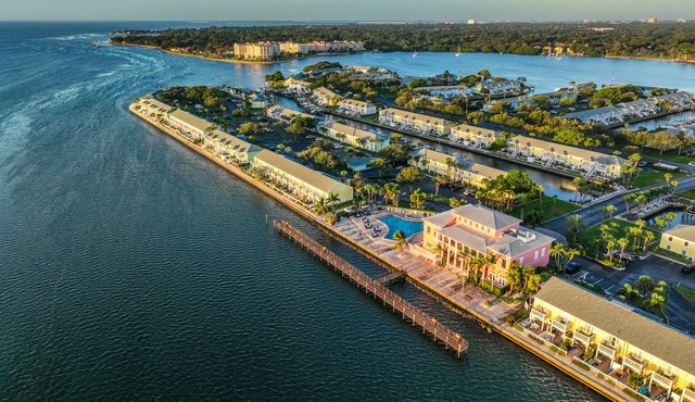Large 1 Bedroom w/Large Patio, Kayaks, Pickleball Courts, and on the Bay