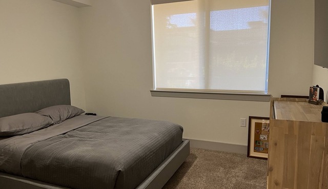 Large 1 br over 800 sq ft. Ground level pool view workout and car spacennnn