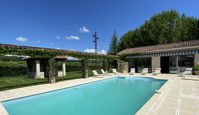Large 100% air-conditioned Provencal villa with swimming pool, pool house, pizza oven, grounds