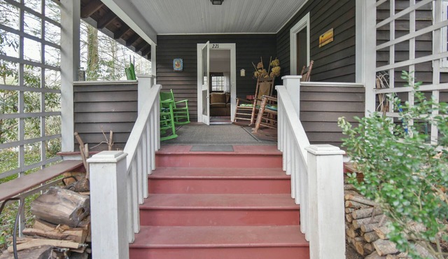 Large 100-year-old family cottage, claw-foot bathtub & lots of deck and porch!