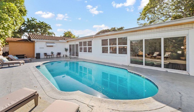 Large 12-Guest Home w/Pool – Hollywood FL