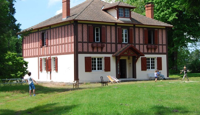 Large 12-person house with wooded grounds, orangery, courtyard, outbuilding in quiet location.