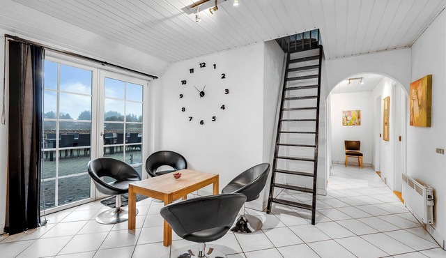 Large 14-person pool house - 1004