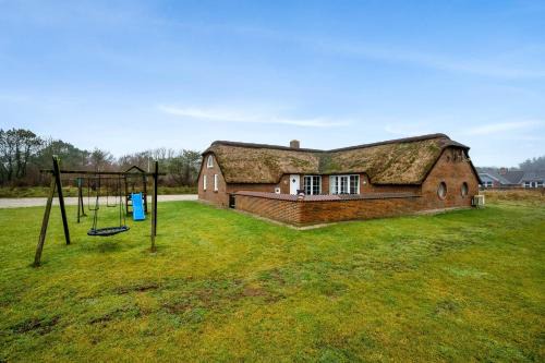 Large 14-Person Pool House - 1004