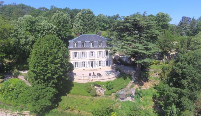 Large 150m2 apartment at Château des Roches 15 minutes from Lyon