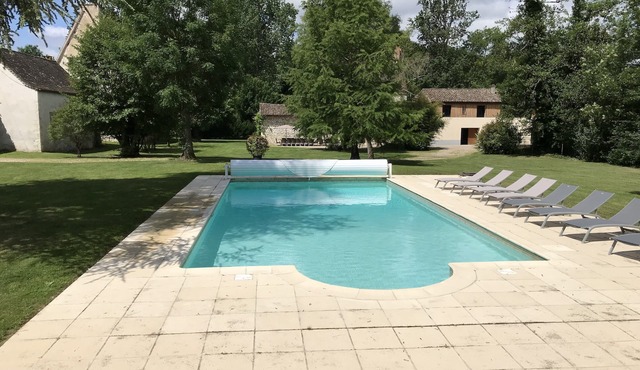 Large 18-bed gîte all comforts near Dordogne, peaceful setting