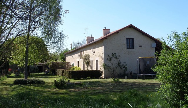 Large 1850’s Charentais farmhouse with swimming pool 400 metres from Monkey Park