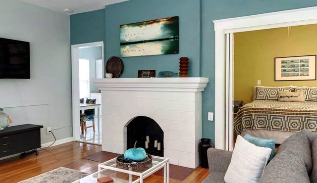 Large 1br Apartment Downtown w/parking
