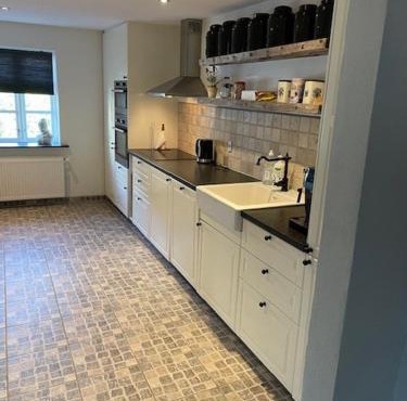 Large 1st floor apartment