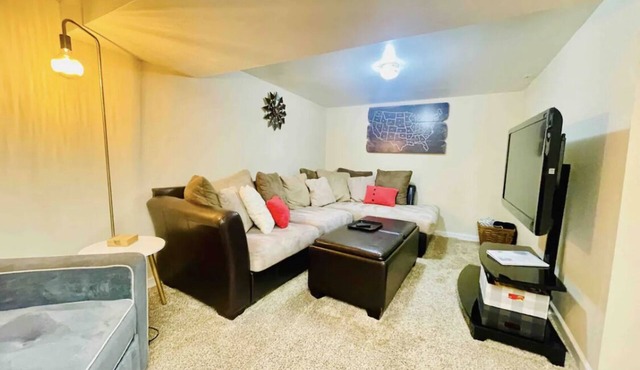 Large 2 Bed/1Ba Private Apt, South Tabor Stay