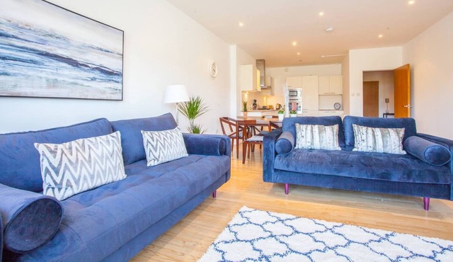 Large 2 Bed Apartment in Great Riverside Location