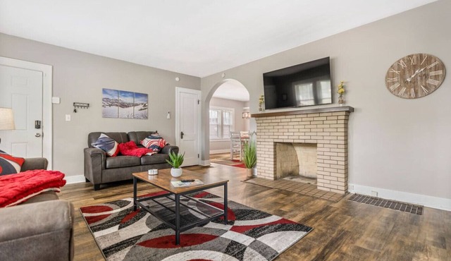Large 2 Bed Apartment in The Heart of Canton