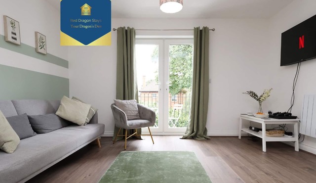 large 2 bed central apartment with balcony/parking