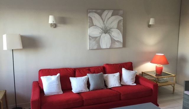 Large 2 bedroom standing air conditioned seafront LINEN SUPPLIED/BED DONE