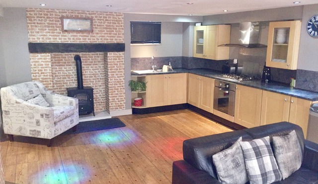 Large 2-Bed House Derbyshire off Chatsworth rd