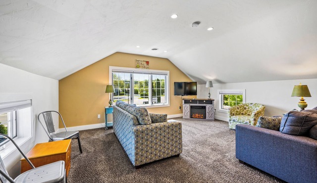 Large 2-bedroom/2-bathroom apartment in the heart of Fish Creek