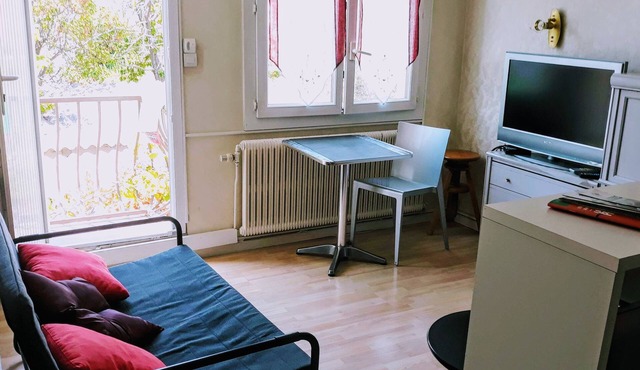 Large 2-bedroom apartment in a detached villa in a quiet neighbourhood