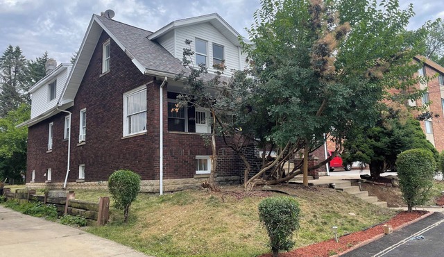 Large 2-bedroom apartment/1 Bath in nice Pittsburgh with AC