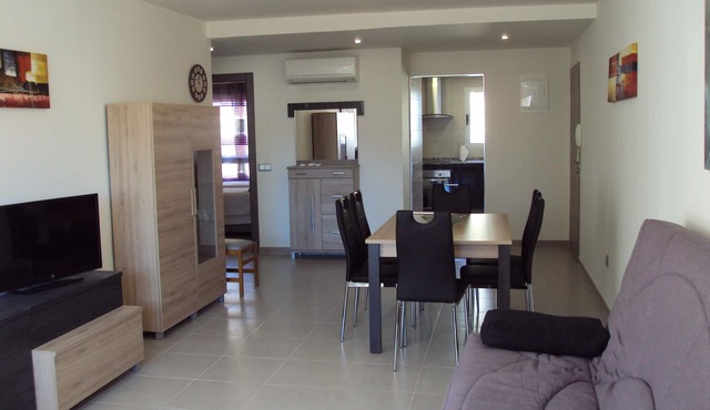 Large 2 bedroom apartment with private patio sleeping 6 people