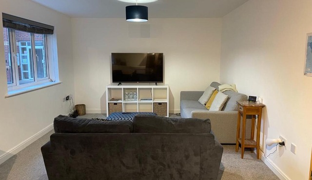 Large 2 bedroom apartment, 4 beds one 1 en-suite, Free parking Nr Chelt Elmore and Quays