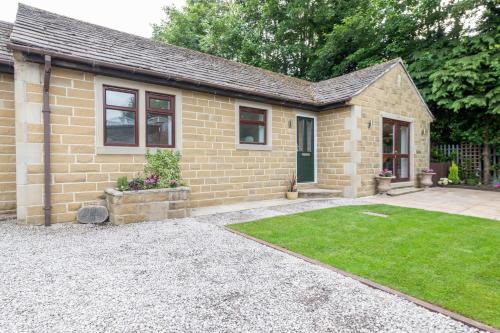 Large 2-Bedroom Bungalow near Airedale Hospital, Keighley, Convenient Location with Parking