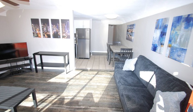 Large 2 Bedroom - Full kitchen - Sleep 6