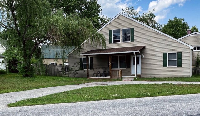 Large 2 bedroom house with private parking in a nice neighborhood