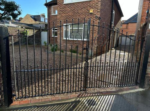 Large 2-bedroom maisonette with free parking