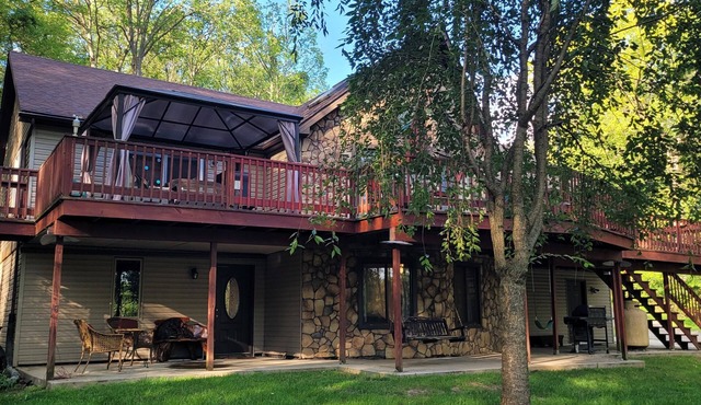 LARGE 2 BEDROOM ON WOODED LOT, (POOL-CLOSED), (HOT TUB-OPEN) MIN TO PENNSTATE