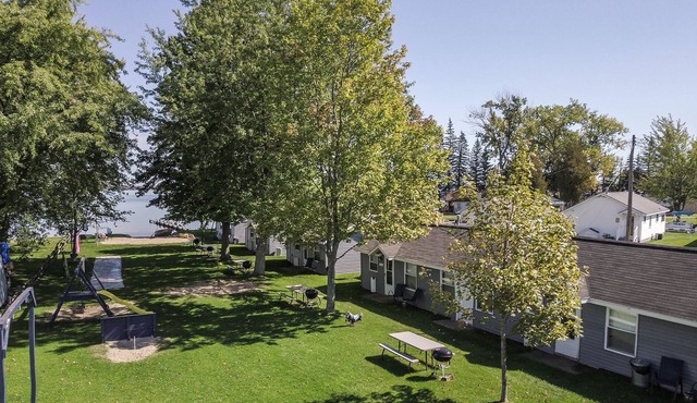 LARGE 2 BR cabin less than 50 steps from the Lake